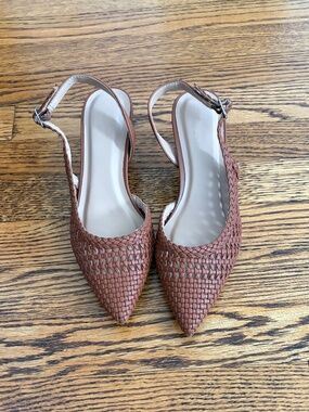 Universal Thread Women's pointed shoe size 6.5 color cognac